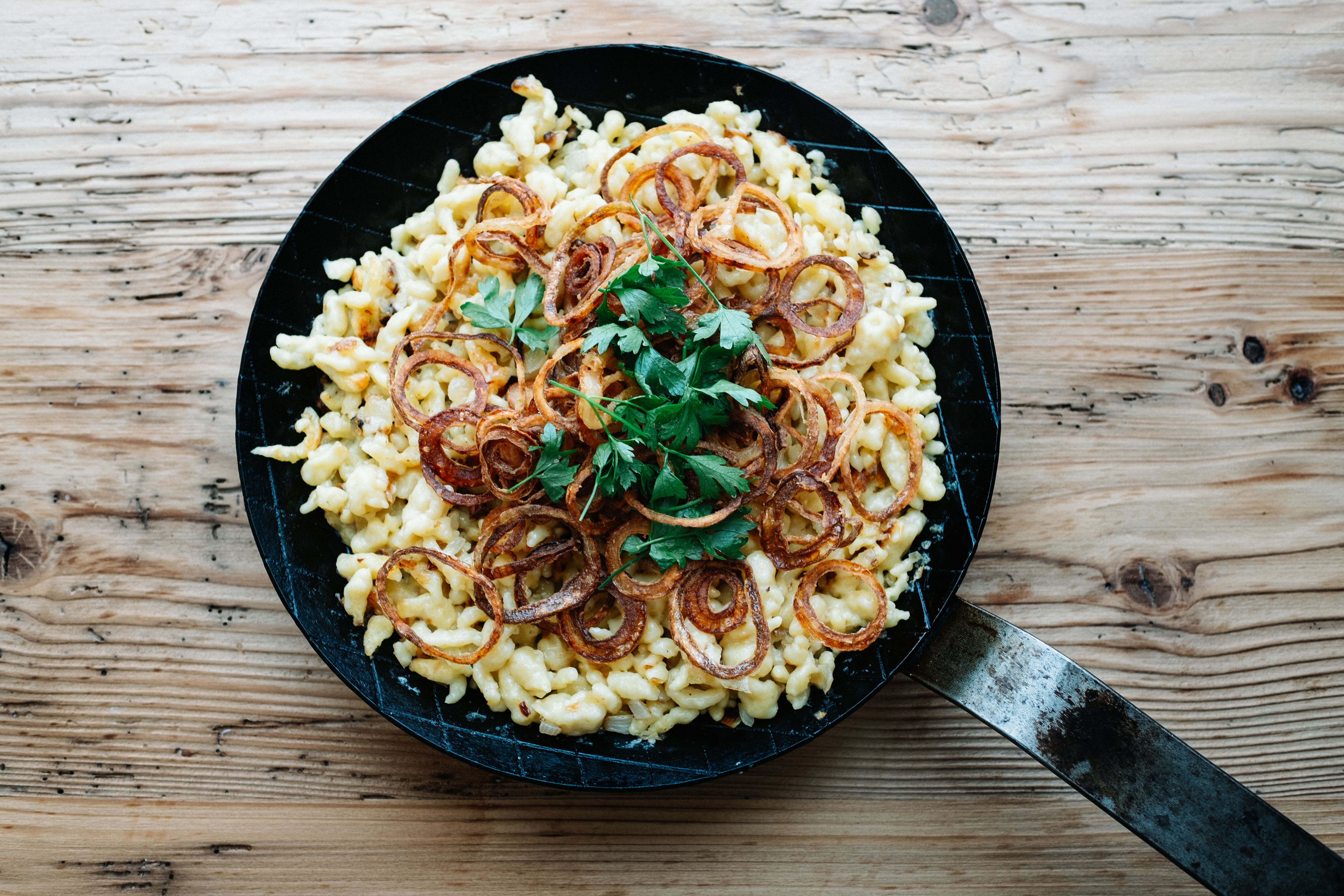 Kässpätzle: la ricetta originale dei Kasspatzln tirolesi da cucinare da soli