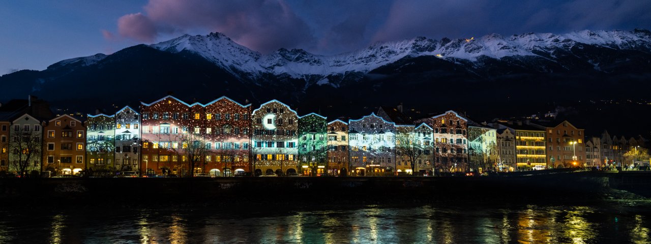 Pittoresche proiezioni sulle facciate del centro storico di Innsbruck durante i festeggiamenti di Capodanno, © TVB Innsbruck