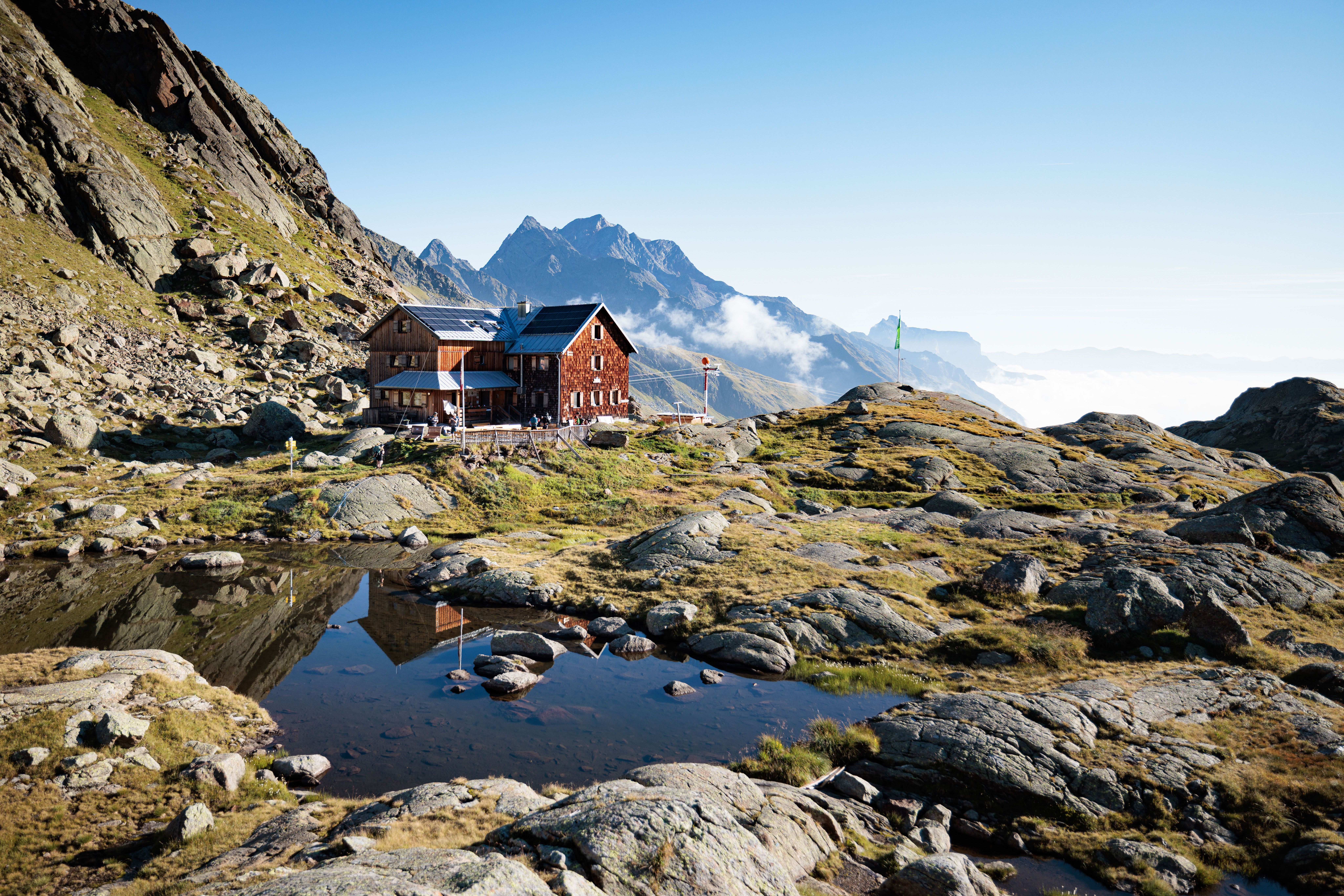 Bremer Hütte, Gschnitztaler Hüttentour, Berghütte im alpinen Gelände an kleinem Bergsee