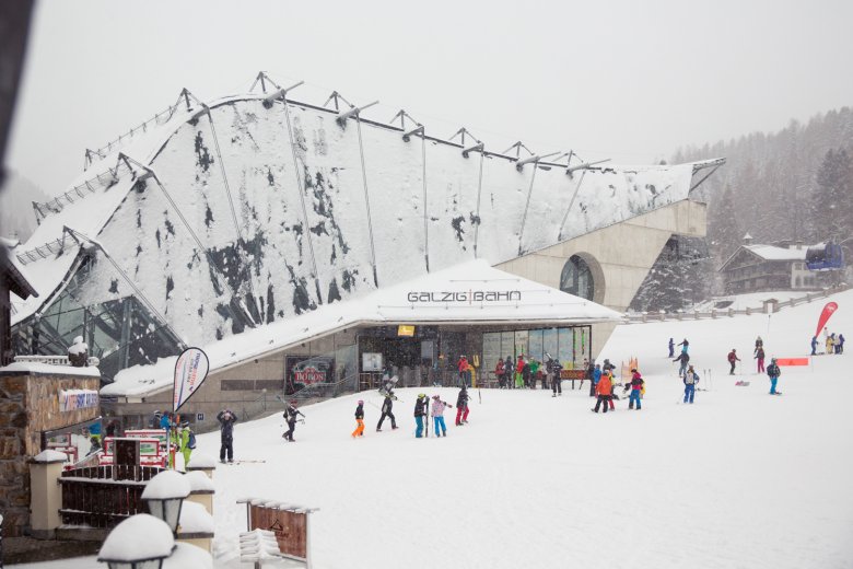 La grande ruota a St. Anton am Arlberg porta gli sciatori in alto. Sciare nelle nevi polverosi della zona è sicuramente uno degli highlight dell’invenro in Tirolo. 
