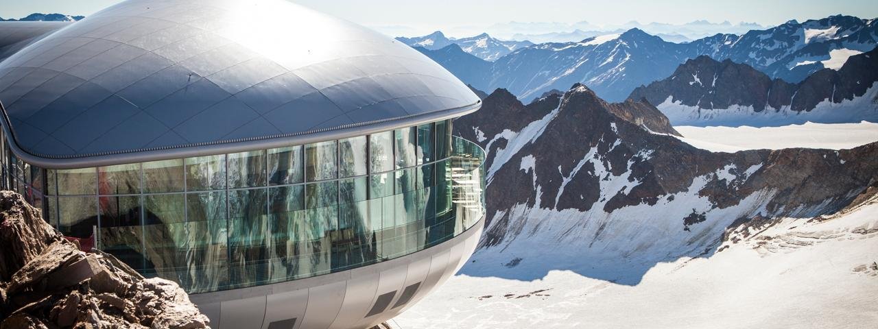 La vista sul Café 3.440 e sulla stazione a monte della Wildspitzbahn, © Pitztaler Gletscherbahnen