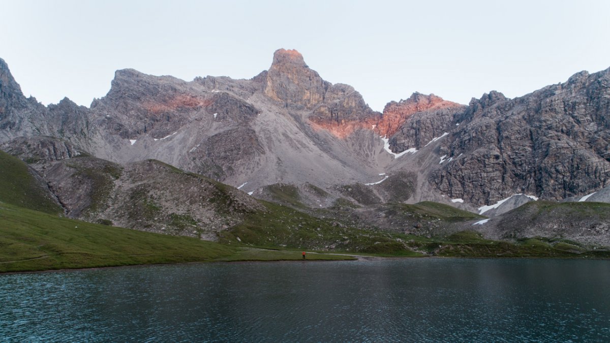 Il lago Steinsee davanti un'imponente scena alpina.