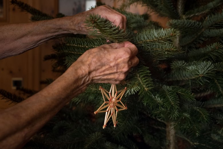 Tradizionalmente l&#39;albero di Natale in Tirolo viene addobbato con decorazioni di paglia., © Tirol Werbung - Martina Wiedenhofer