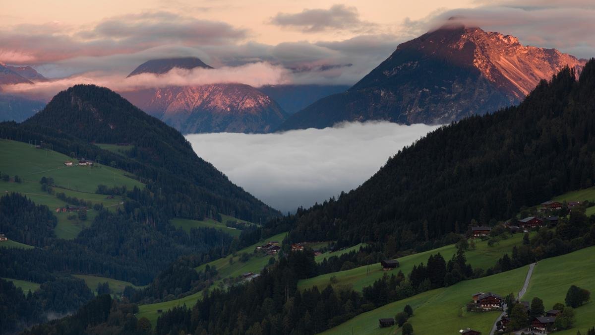 A metà strada della valle dell’Inn, tra Kufstein e Innsbruck, si trova la regione turistica dell’Alpbachtal Seenland, che è composta da solo due comuni: Reith im Alpachtal e Alpbach, il quale borgo Inneralpbach forma il confine della valle., © Alpbachtal Tourismus