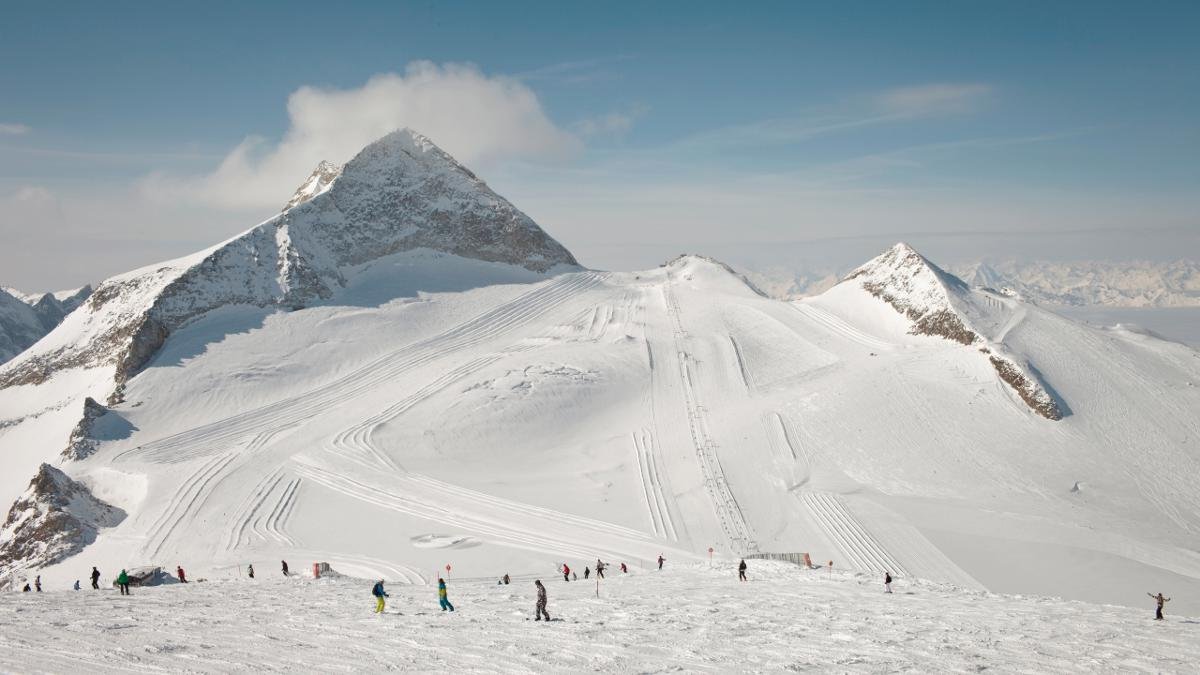 Il Monte „ hoher Olperer“, alto 3.476 metri, ha una forma piramidale marcante. Al fianco nord, sciatori godono delle piste tutto l’anno., © Tirol Werbung/Regina Recht