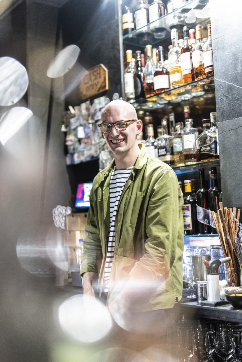 Jakob Habel, 31 anni, ha studiato ingegneria civile. Al bar dimostra la sua inclinazione per le costruzioni precise. Con lo Zephyr Bar, dove lavora dal 2019, hanno gi&agrave; vinto diversi Mixology Bar Awards.