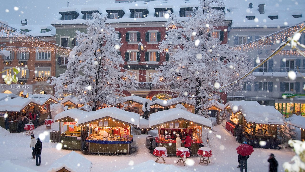 Le bancarelle del Mercatino di Natale a Lienz in Osttirol sotto un fitto manto di neve., © Advent in Tirol