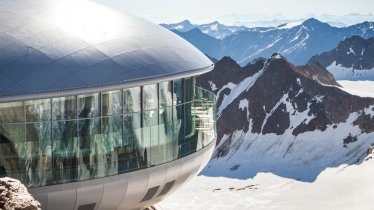 La vista sul Café 3.440 e sulla stazione a monte della Wildspitzbahn, © Pitztaler Gletscherbahnen