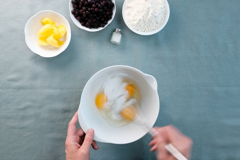 Montare le uova con lo zucchero fino a renderle spumose.