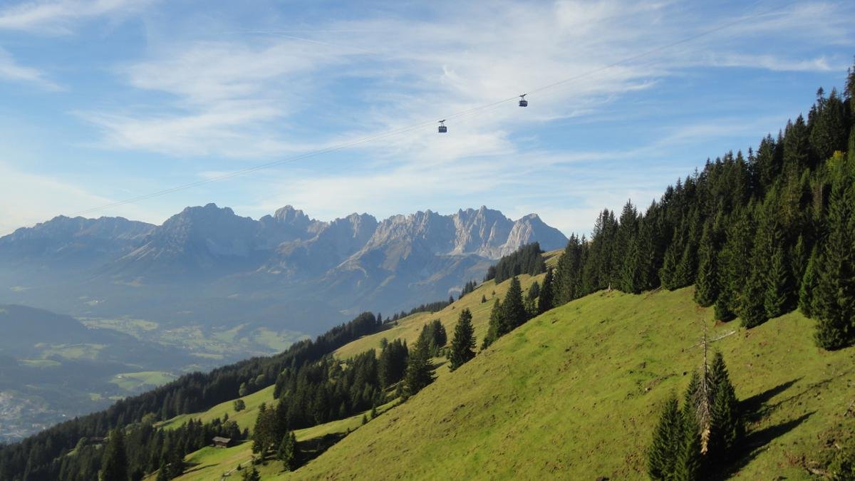A chi mancano le forze per arrivare in cima della montagna Zugspitze, ha anche la possibilità di raggiungerla con la funivia Erwalder Zugspitzbahn., © Tirol Werbung/vivalpin