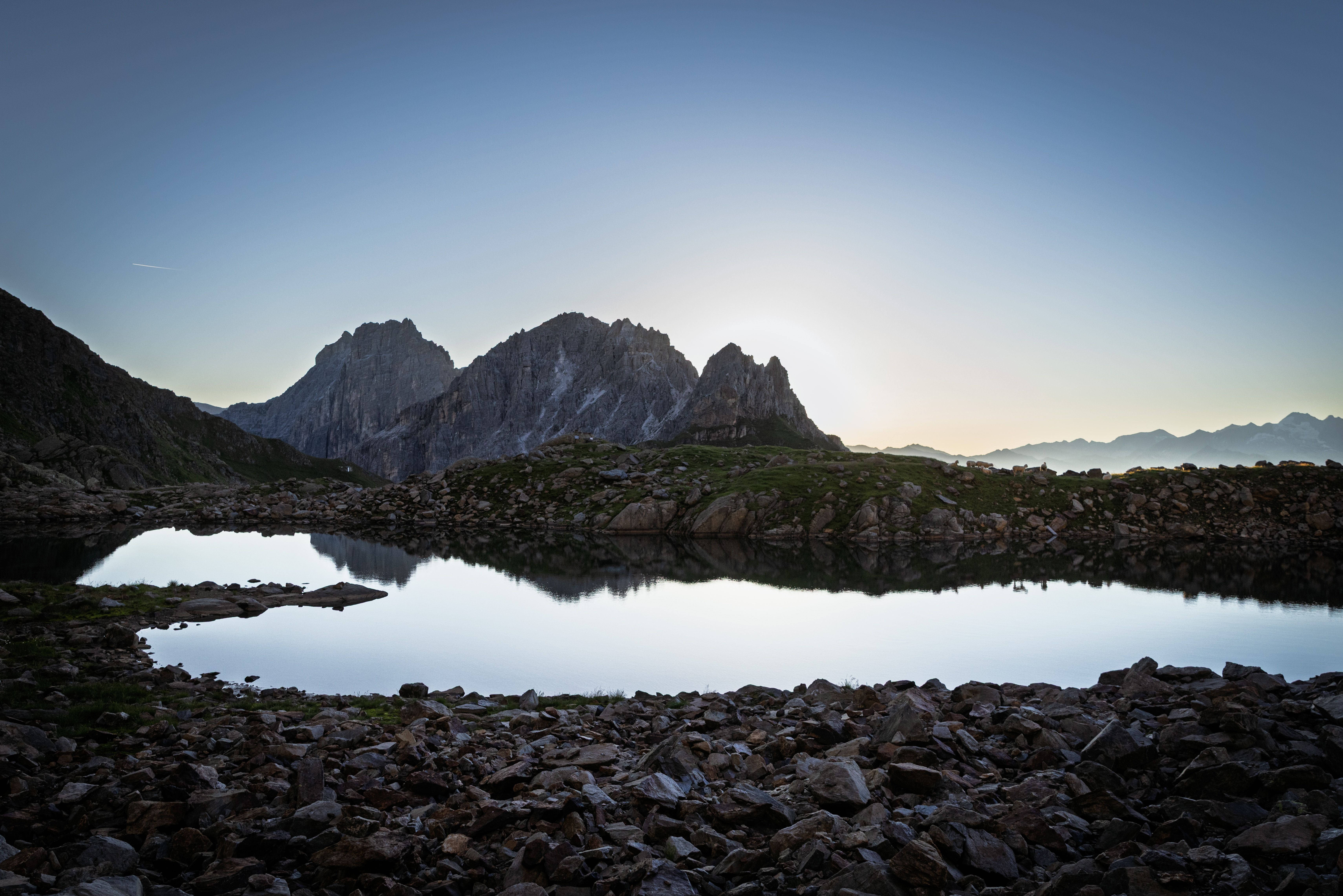 Gschnitztaler Hüttenrunde, Bergsee und schroffe Gipfel im Hintergrund