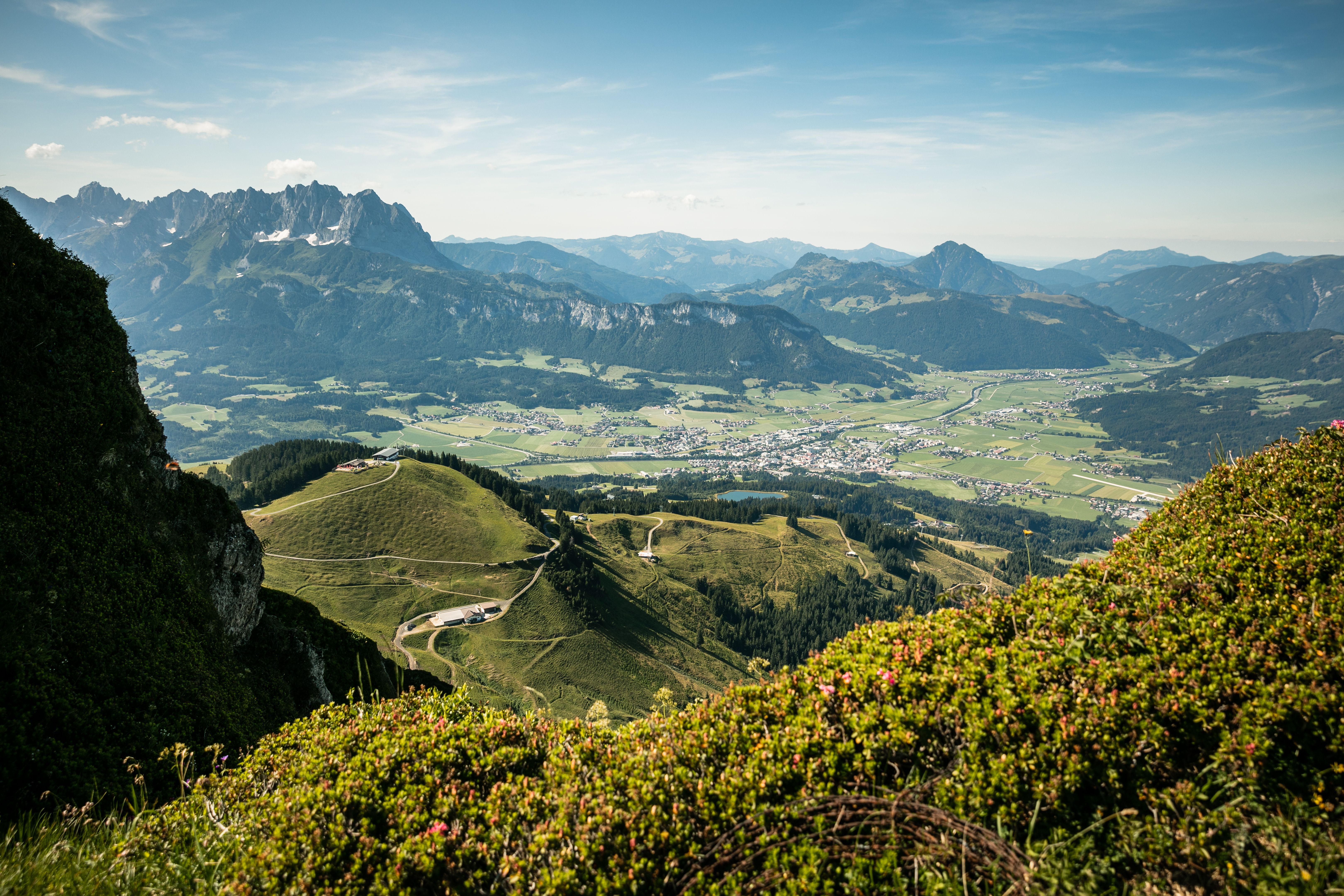 St. Johann in Tirol, Blick vom Kitzbüheler Horn, weite Aussicht über den grünen Talkessel
