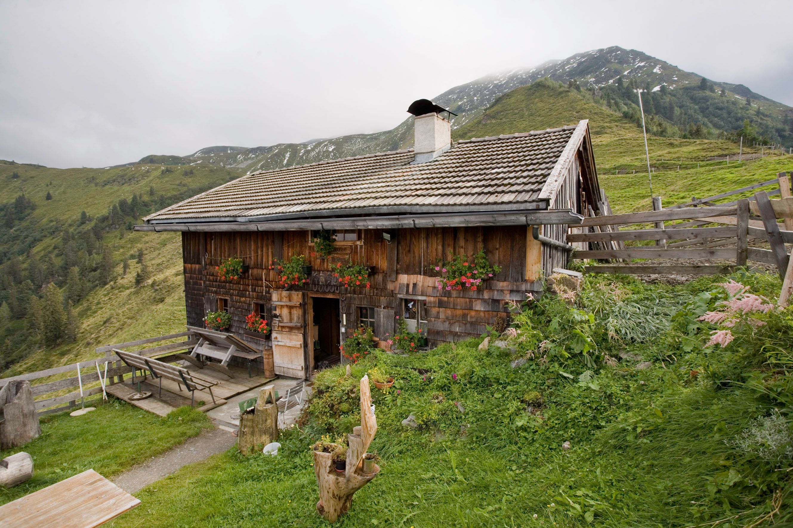 Urige Almhütte auf Holz am Berg, Neuhögenalm in der Wildschönau