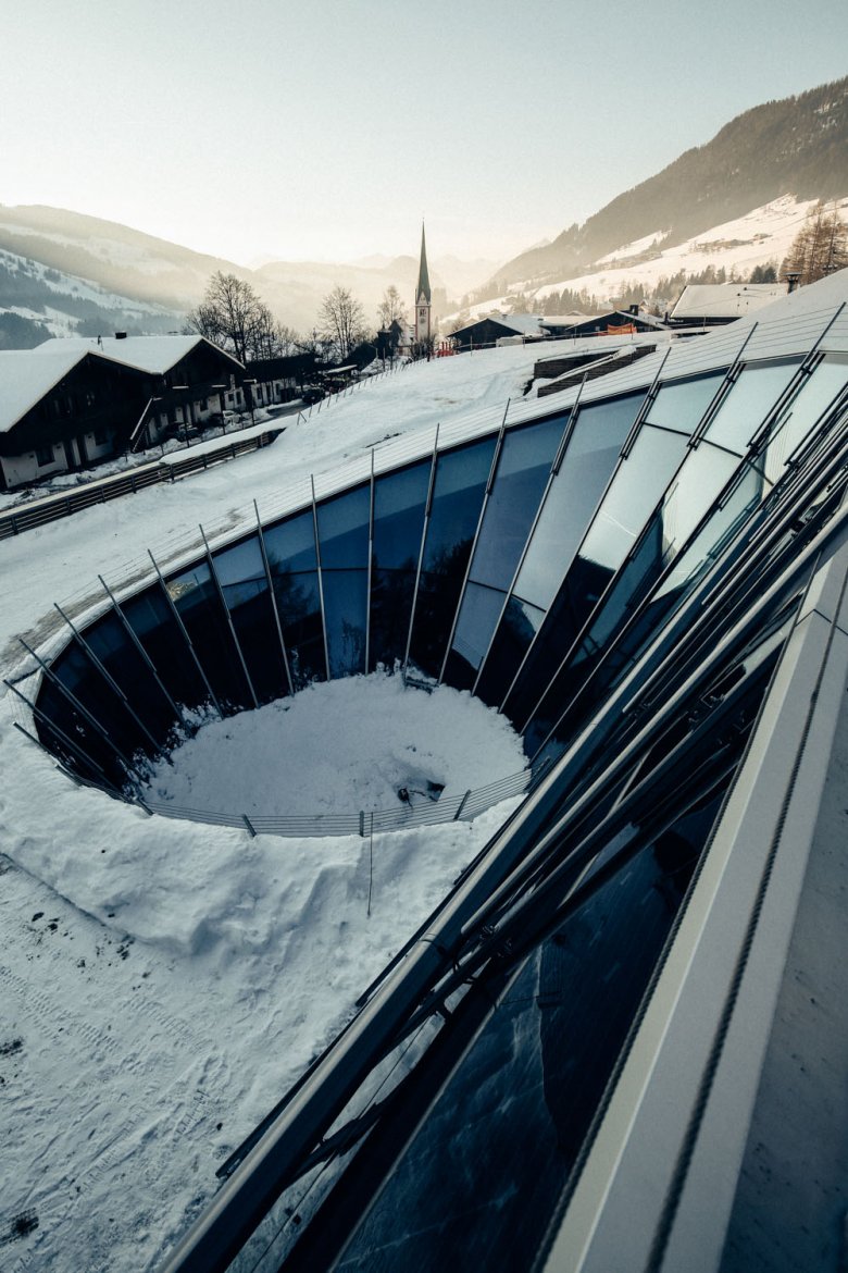Costruito dentro il pendio: il moderno Centro Congressi di Alpbach.