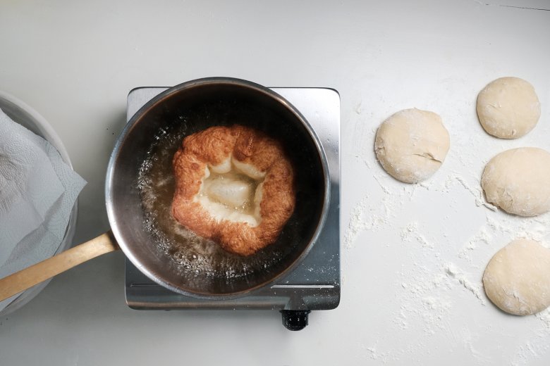 Il grasso della frittura (o olio) non deve essere troppo caldo. Friggere i “dischetti” uno dopo l’altro.