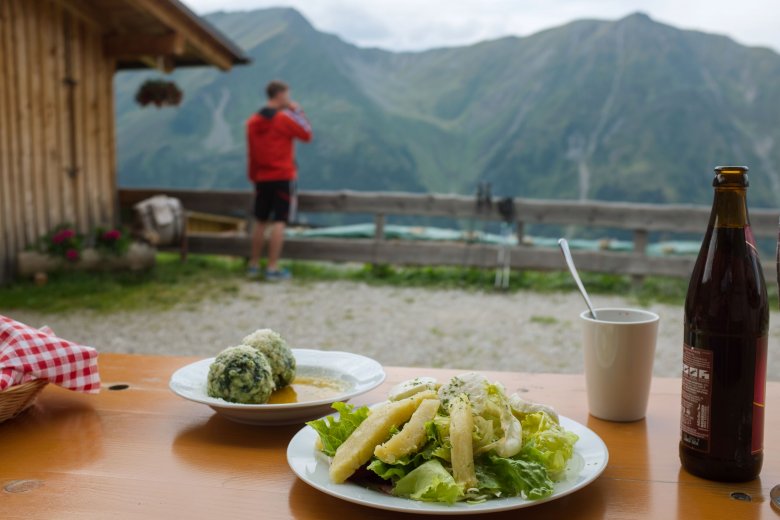 Canederli, mozzarella dell’alpeggio, e formaggio Graukäse sono le specialità dell’alpeggio Juifenalm.