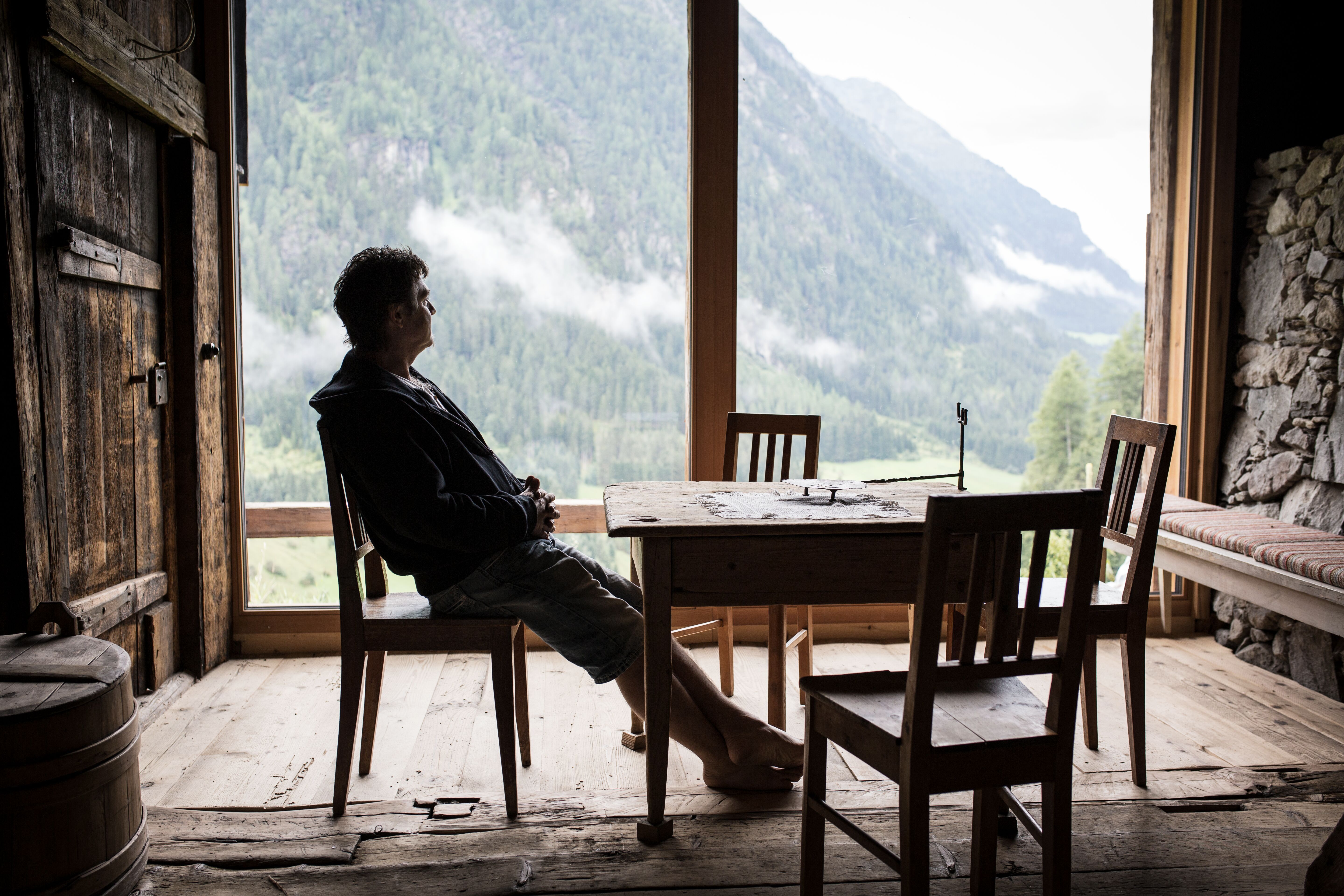 Mann sitzt vor dem Fenster in der Stube der Ogghöfe im Kaunertal