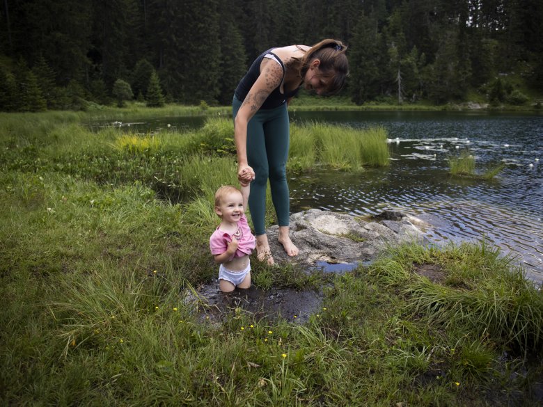 I bagni di fango rendono felici. Anche le conoscenze casuali. Con Layla e la sua bimba Cataleya al lago Frauensee vicino a Reutte.