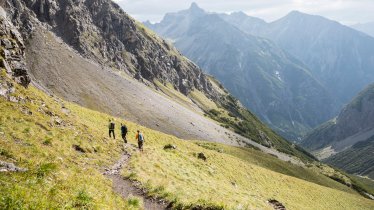 Camminare sul sentiero di lungo percorso nelle Alpi della Lechtal, © Tirol Werbung/Dominik Gigler