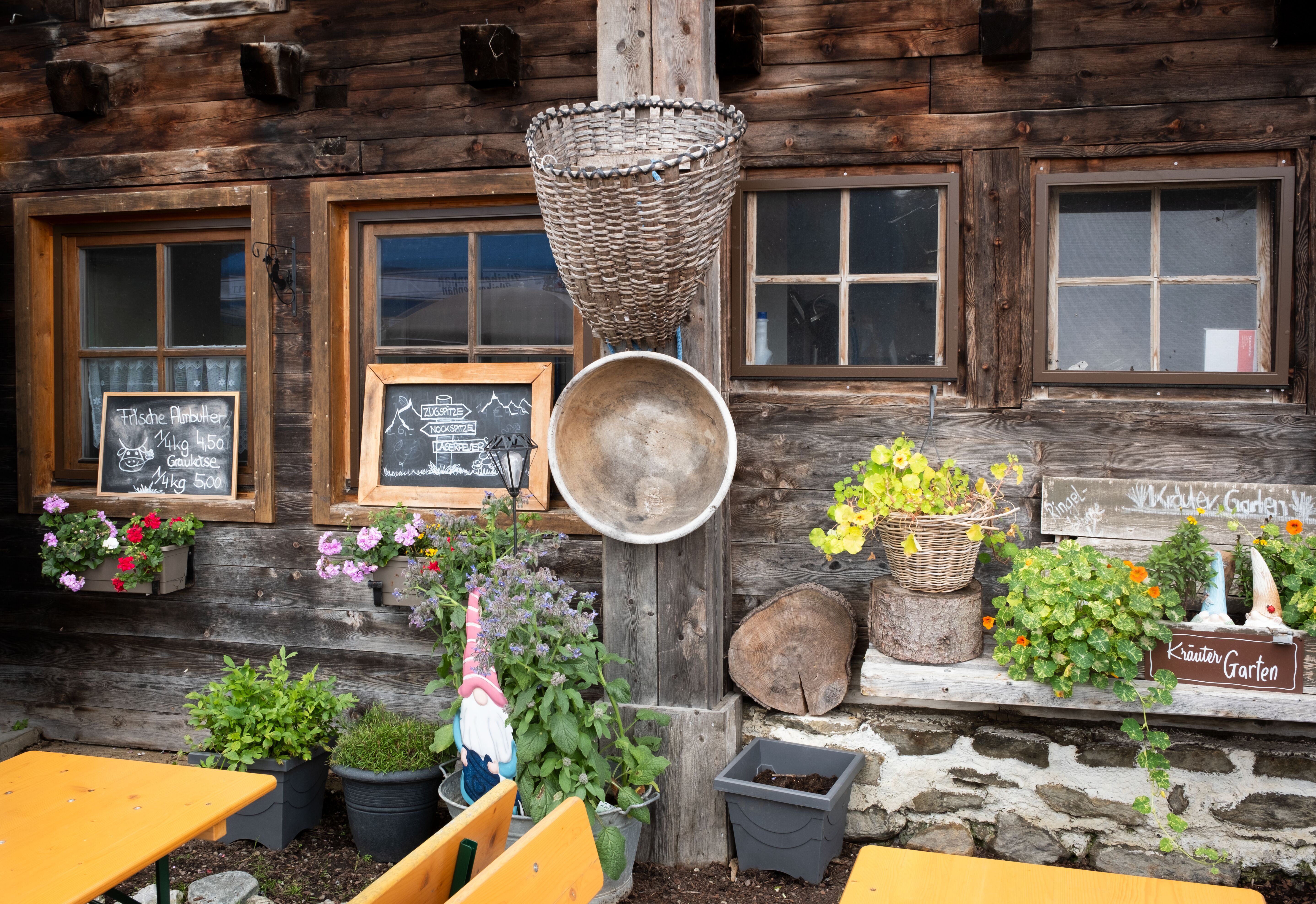 Götzner Alm hölzerne, verzierte Hauswand