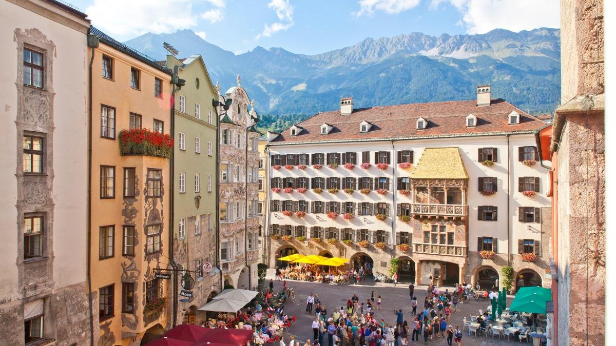 Chi nomina „Innsbruck “, deve anche nominare „Goldenes Dachl“ nella stessa frase: il tetto, nel dialetto tipicamente nella sua misura ridotto, è ricoperto con 2.657 tegole a scaglie di rame dorato., © Innsbruck Tourismus