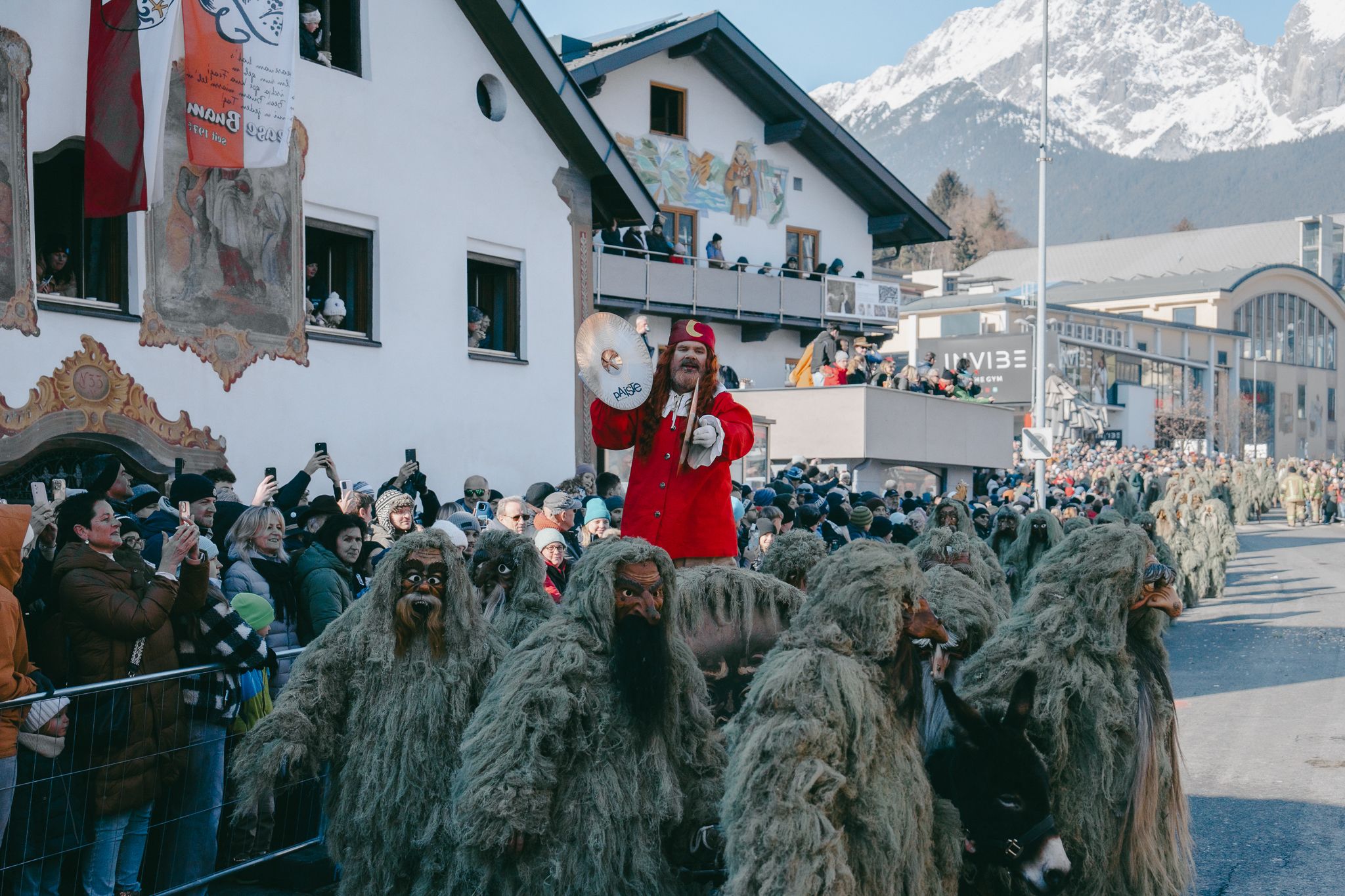 Die Wilden Männer der Telfer Fasnacht sind die Ordnungshüter und "Platzmacher" für die Schleicher. Sie führen auch den “Pånznåff" - eine clownartige Gestalt - mit.