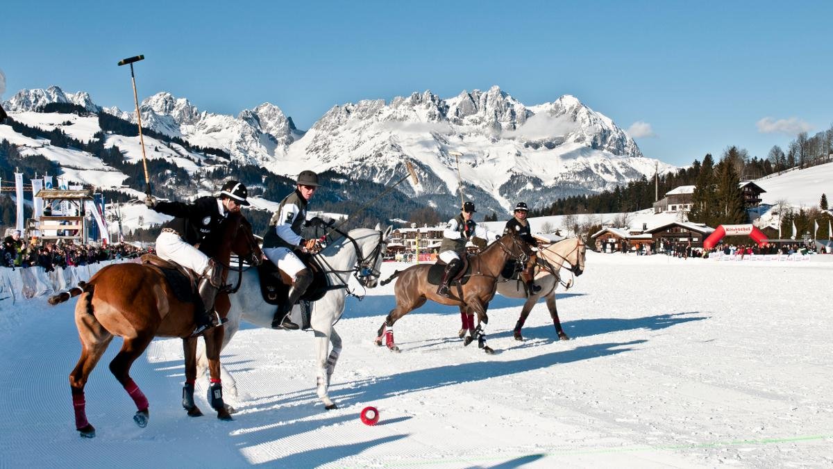 A metà gennaio, VIP e appassionati di equitazione si danno appuntamento al più grande torneo di polo su neve al mondo. Nel cuore di Kitzbühel i turisti possono assistere gratuitamente a partite avvincenti per tre giornate., © Kitzbühel Tourismus