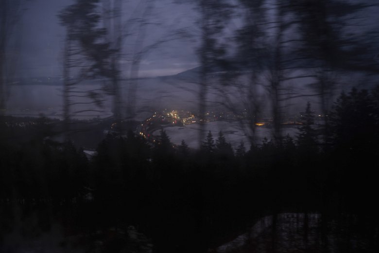 Lo sgombero della neve richiede concentrazione. Ma se alzi gli occhi dai binari, puoi vedere un panorama meraviglioso dietro gli alberi, come qui la vista sulla valle dell&#39;Inn.&nbsp;