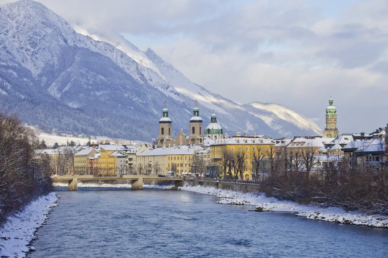 Vista dal ponte dell’Inn di Innsbruck all’ingresso della città storica.