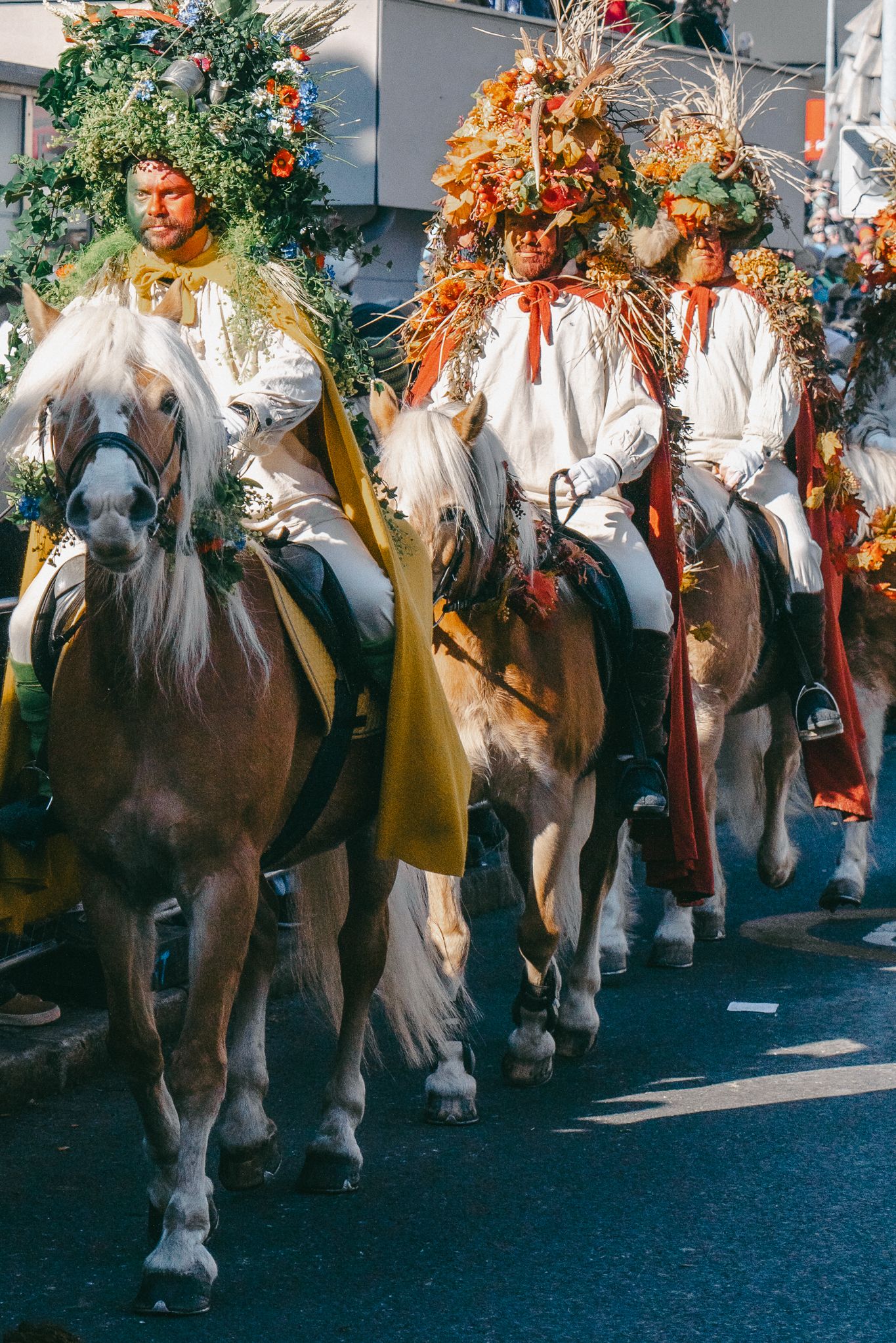 Il gruppo di cavalieri rappresenta le stagioni.