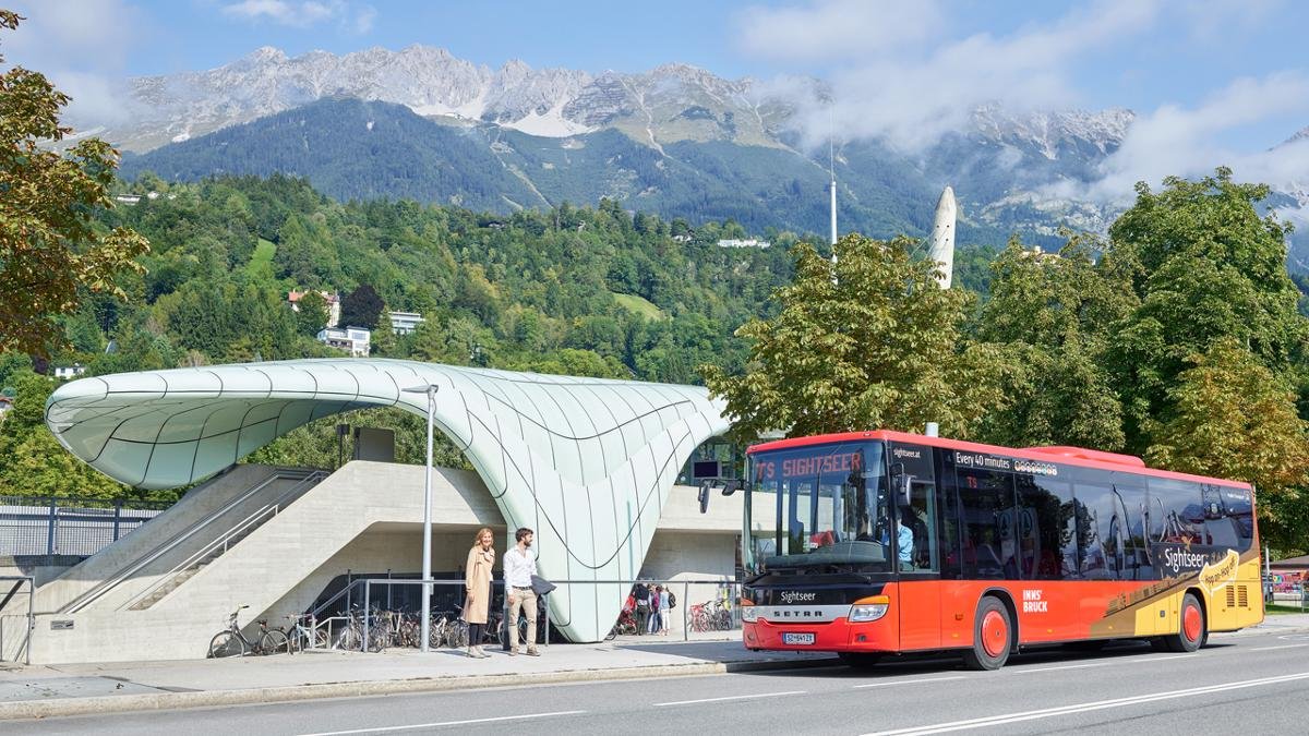 “Sightseer” è il nome dell’autobus che porta i turisti di Innsbruck alle attrazioni della città come, per esempio, ai musei, al trampolino di salto con gli sci del Bergisel o al Castello di Ambras. Il tutto accompagnato da una audioguida. Il principio? Hop-on/Hop-off. Il biglietto è valido per 24 ore., © Innsbruck Tourismus
