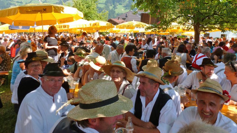 Tanti visitatori alla festa dei krapfen a Schwendau, © TVB Mayrhofen