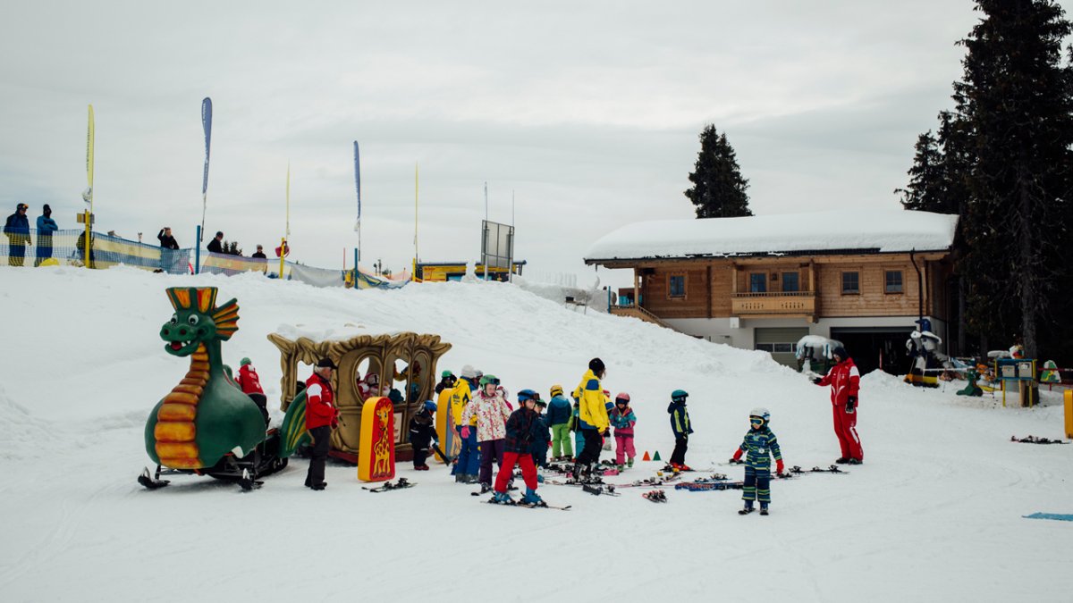 Soprattutto per gli apprendisti sciatori pi&ugrave; piccoli, le scuole di sci offrono divertimento e avventure anche lontano dalle piste., © Tirol Werbung/Fritz Beck