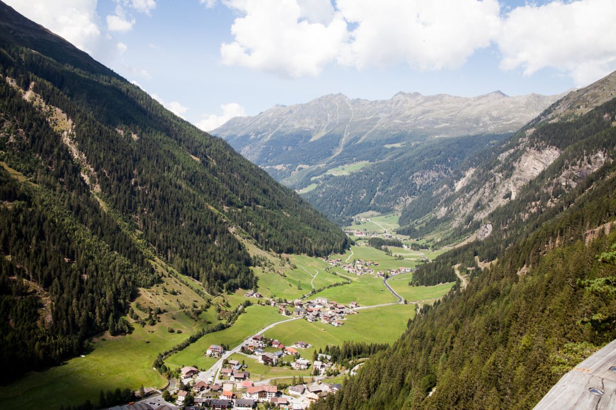 Ort Feichten im Kaunertal, Bergdorf umgeben von steilen Hängen