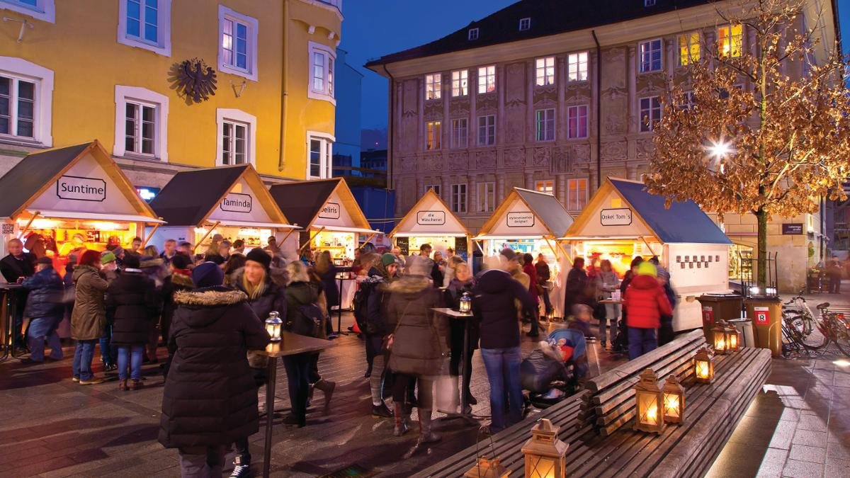 Il mercatino di Natale nella piazza Wiltener Platzl, © Innsbruck Tourismus / Christof Lackner