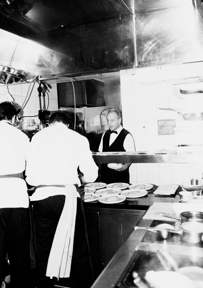 Nella piccola cucina dello Stubn 1972 dell&rsquo;Hotel Minglers Sportalm di Kirchberg, ogni giorno viene preparato un nuovo menu di sei portate di altissimo livello.