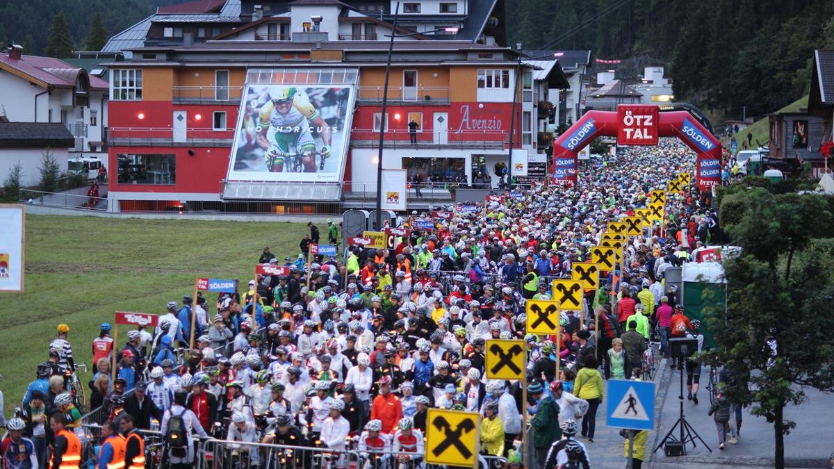 La maratona ciclistica della valle Ötztal è considerata il momento sportivo culminante per i migliori ciclisti amatoriali del mondo. Si dovranno superare 238 chilometri e il totale inimmaginabile di 5.500 metri di dislivello., © Ötztal Tourismus/Ernst Lorenzi