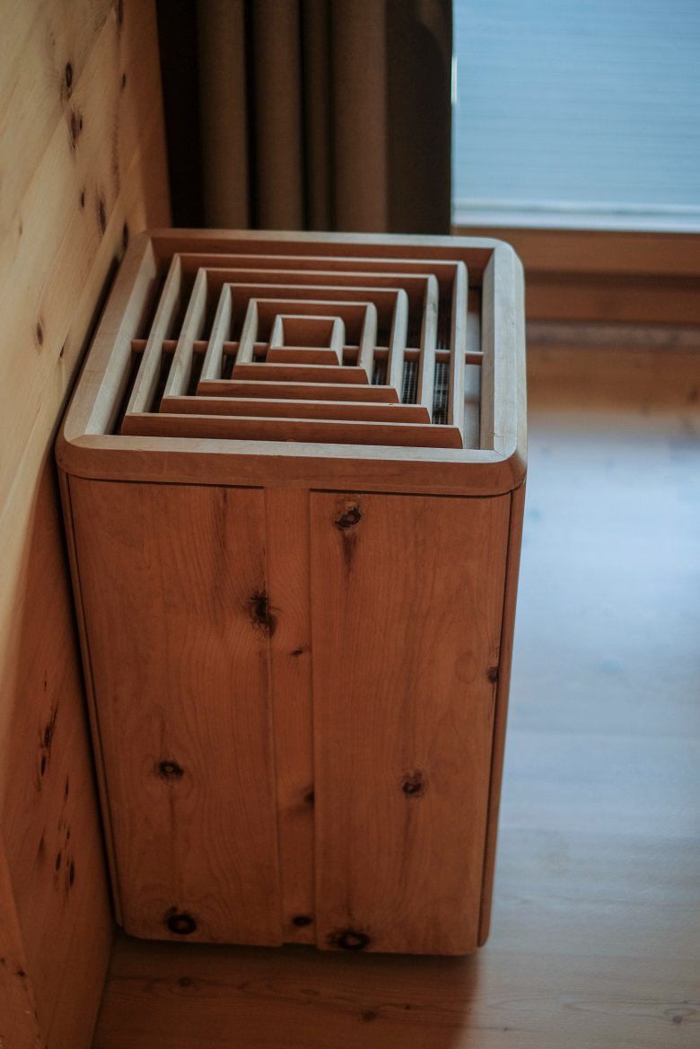 Il legno è onnipresente: sia che si tratti di copertura per radiatori o cesti per la carta.