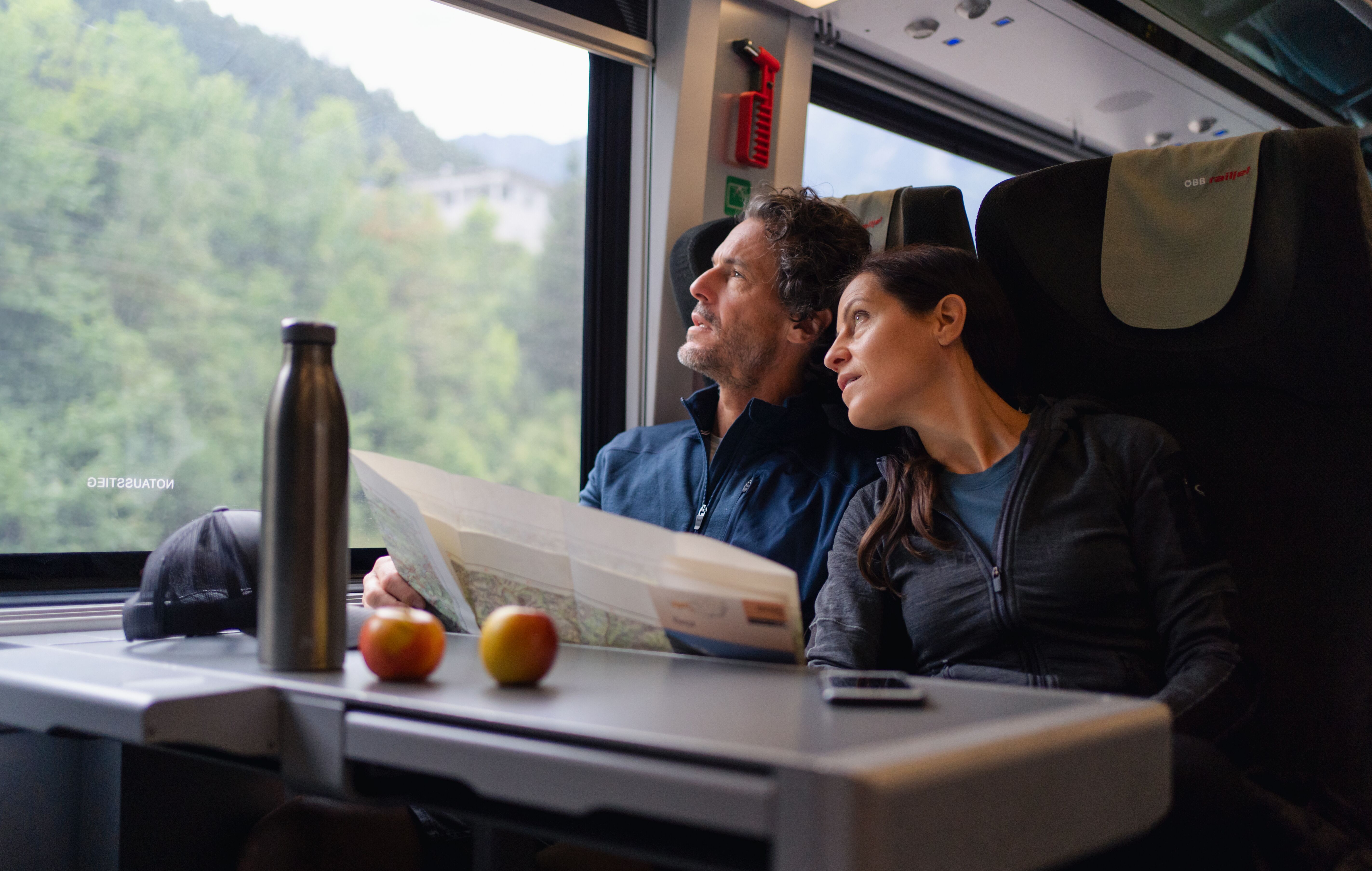 Paar mit Proviant im Zug, Zuganreise nach Tirol