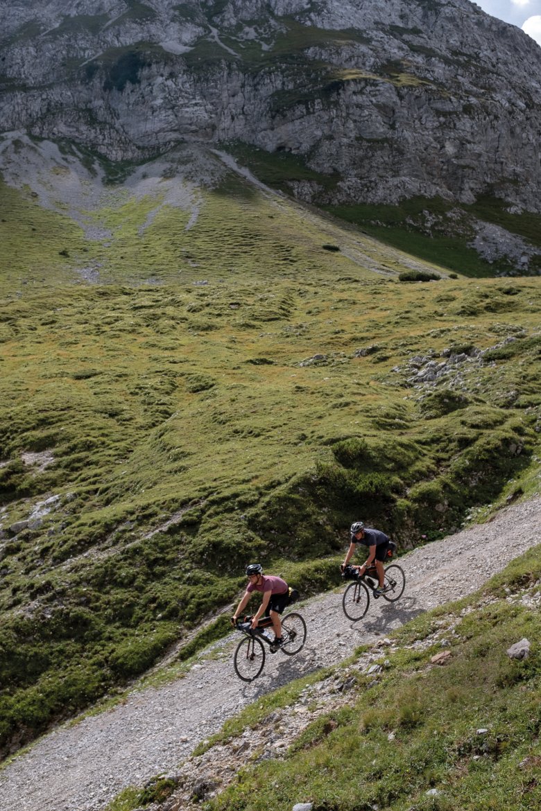 I ripidi sentieri di ghiaia sono il terreno ideale per le gravel bike. Qui: discesa in direzione Johannestal.