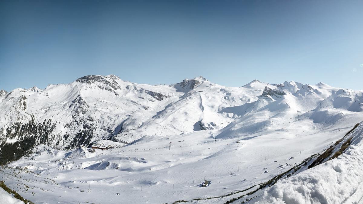 Con le località sciistiche Ski Zillertal 3000 e il ghiacciaio Hintertuxer Gletscher, la valle è dotata di ben due fiori all’occhiello per lo sci. Se il primo vanta un’offerta di piste particolarmente vasta, il ghiacciaio punta come unico comprensorio sciistico in Austria aperto tutto l’anno., © Hintertuxer Gletscher