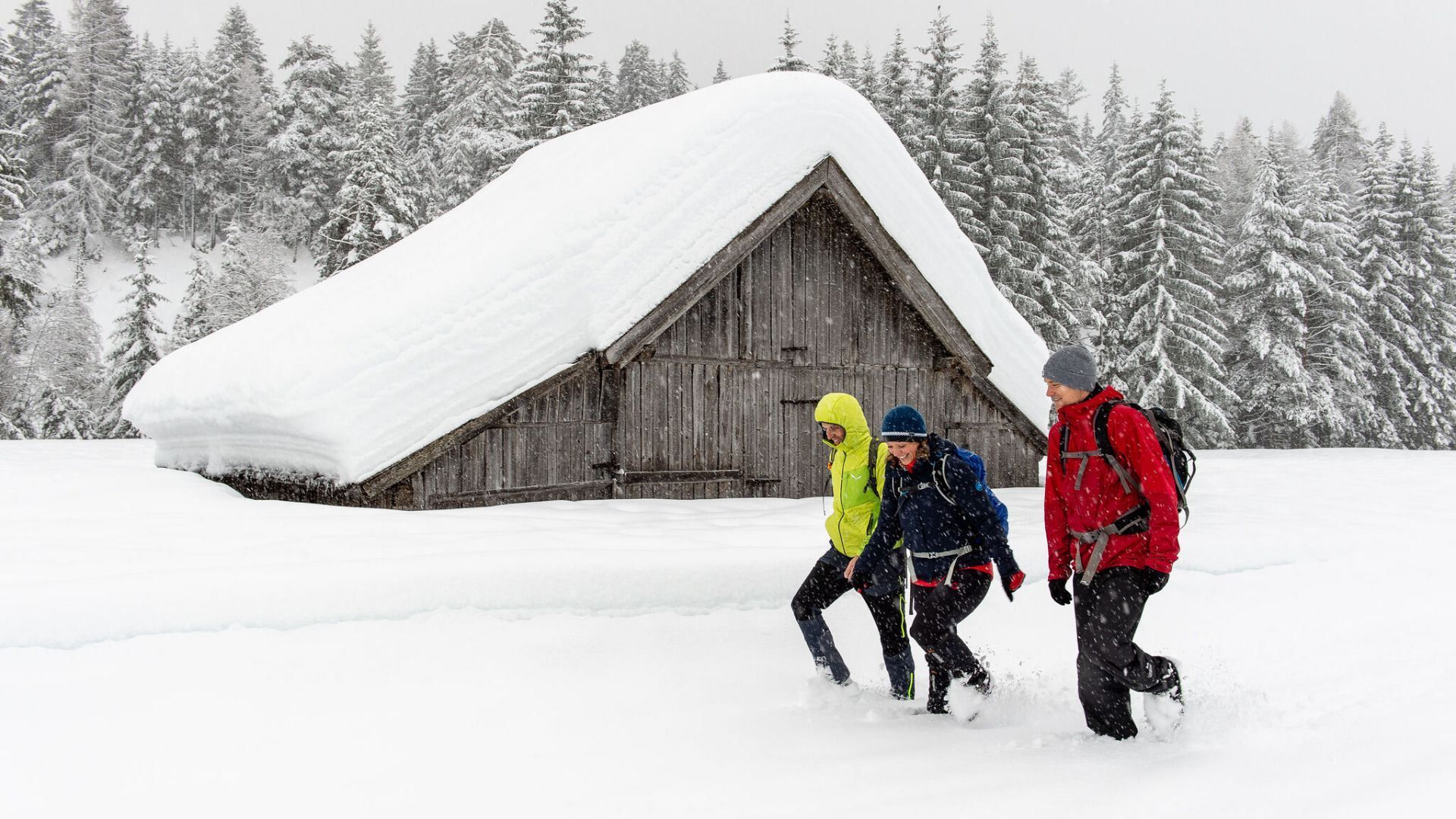 Winterwandergruppe vor einer verschneiten Hütte, Winterweitwanderweg Seefeld