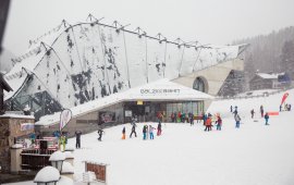 La grande ruota a St. Anton am Arlberg porta gli sciatori in alto. Sciare nelle nevi polverosi della zona è sicuramente uno degli highlight dell’invenro in Tirolo.

