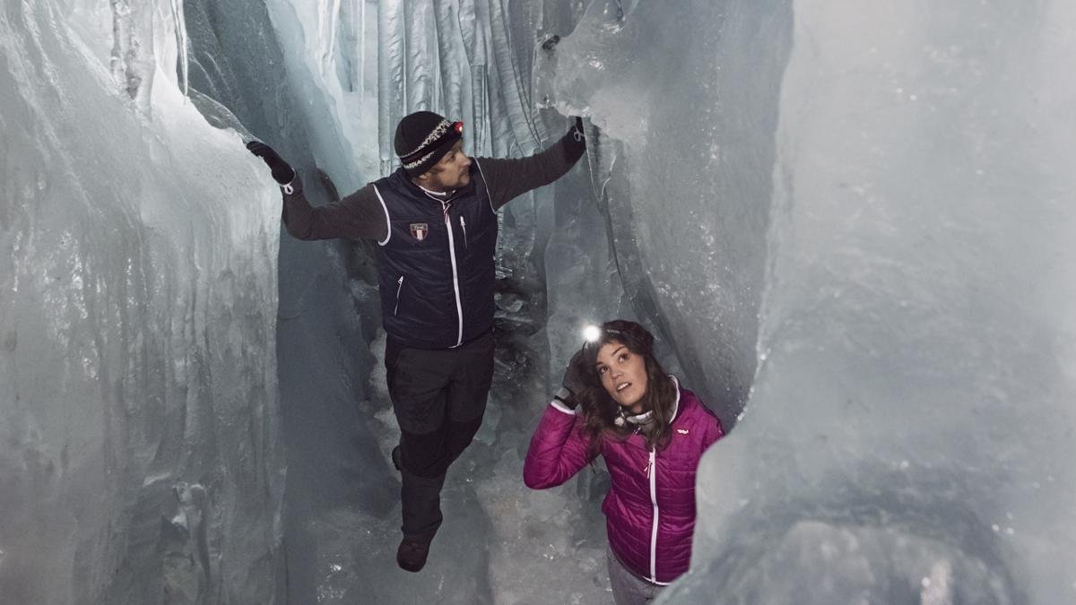 Cadere in un crepaccio, dev’essere un incubo – esplorarlo al Palazzo di ghiaccio naturale di Hintertux, invece è un avventura., © Tirol Werbung/Verena Kathrein