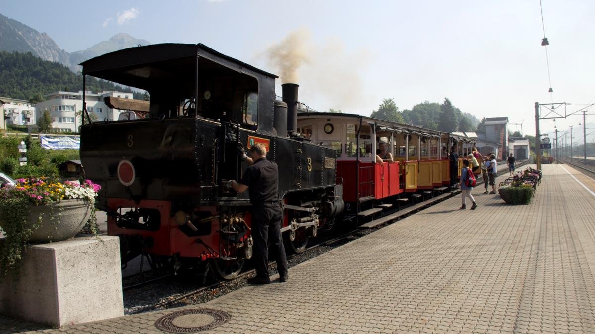 La ferrovia dell’Achenseebahn supera 440 metri di dislivello in meno di 7 chilometri. Con i suoi 130 anni è la cremagliera a vapore più vecchia d’Europa. Una corsa tra Jenbach e Seespitz è un viaggio nel tempo indimenticabile per tutte le età., © Tirol Werbung