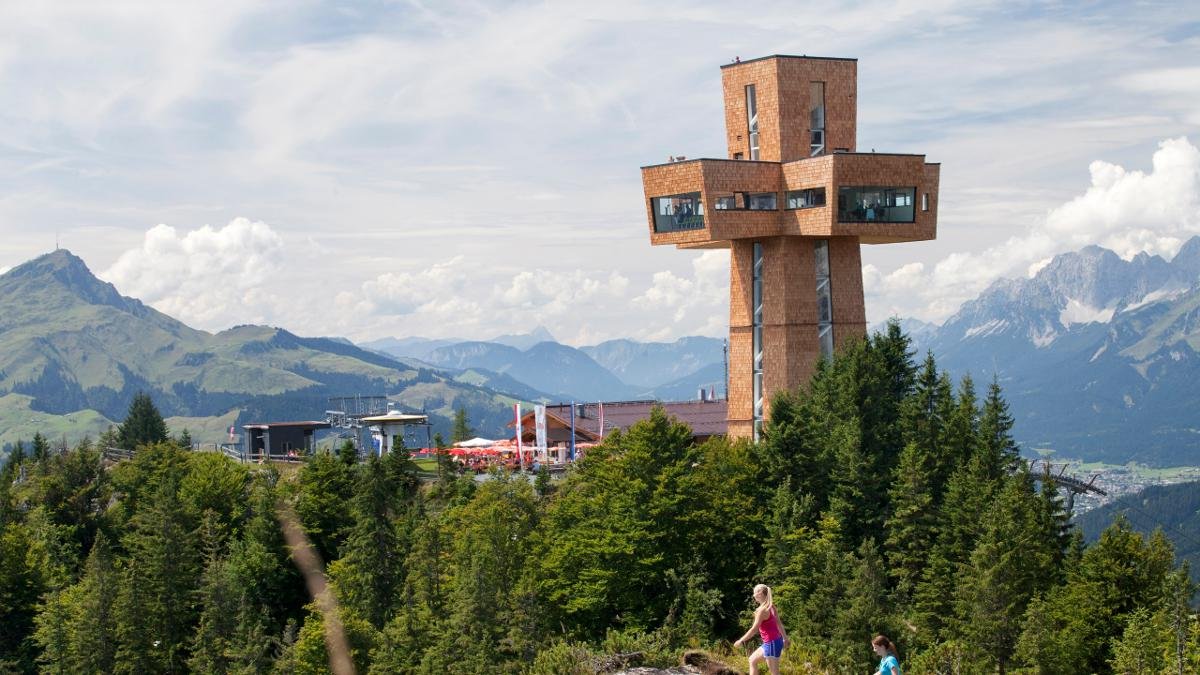 La croce Jakobskreuz sulla Buchensteinwand è alta quasi 30 metri. Non è solo la più grande croce di vetta del mondo, ma anche accessibile. All'interno, oltre alla fantastica vista sulle montagne, si possono ammirare anche mostre temporanee., © Bergbahnen Pillersee