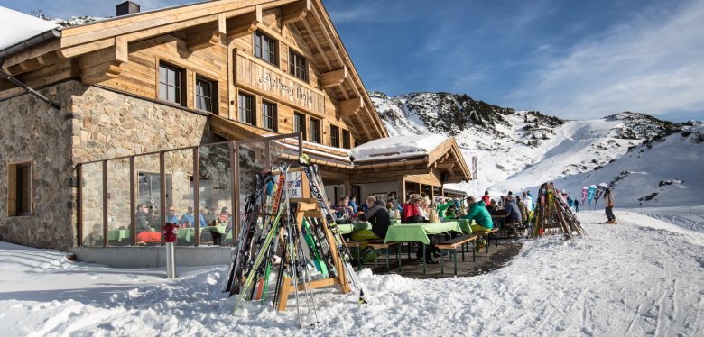 Il rifugio per gli sciatori Arlberg Thaja con il bel tempo. (Foto: Arlberg Thaja)