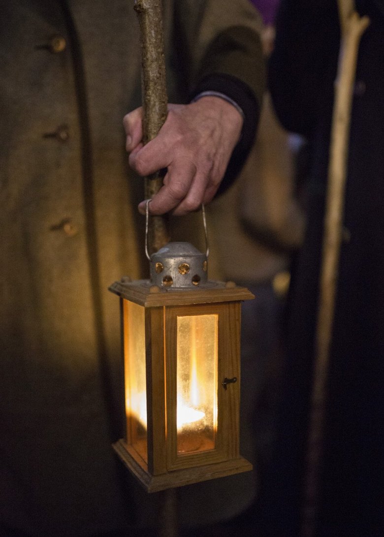 La Luce della pace viene prelevata in chiesa la vigilia di Natale e utilizzata per accendere le candele sull&#39;albero di Natale., © Tirol Werbung - Lisa Hörterer