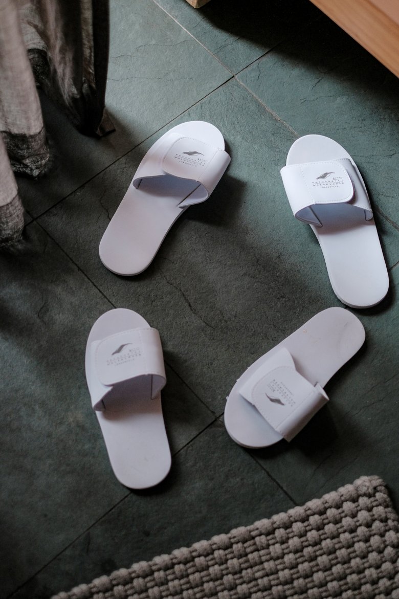 Visto che le pantofole venivano fornite solo in buste di plastica sigillata, l’Hotel Waldklause…