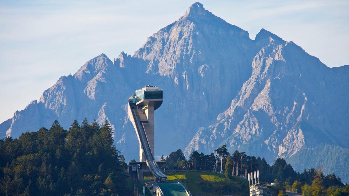 Mentre per gli atleti di ski di salto, l´impianto sportivo è soltanto un posto per allenarsi, per altri, il trampolino Bergisel al sud d’ Innsbruck, progettato da Zaha Hadid, non offre soltanto la possibilità di godersi un panorama a 360° sulla città e le montagne intorno ma è nello stesso momento anche marchio della città., © Innsbruck Tourismus